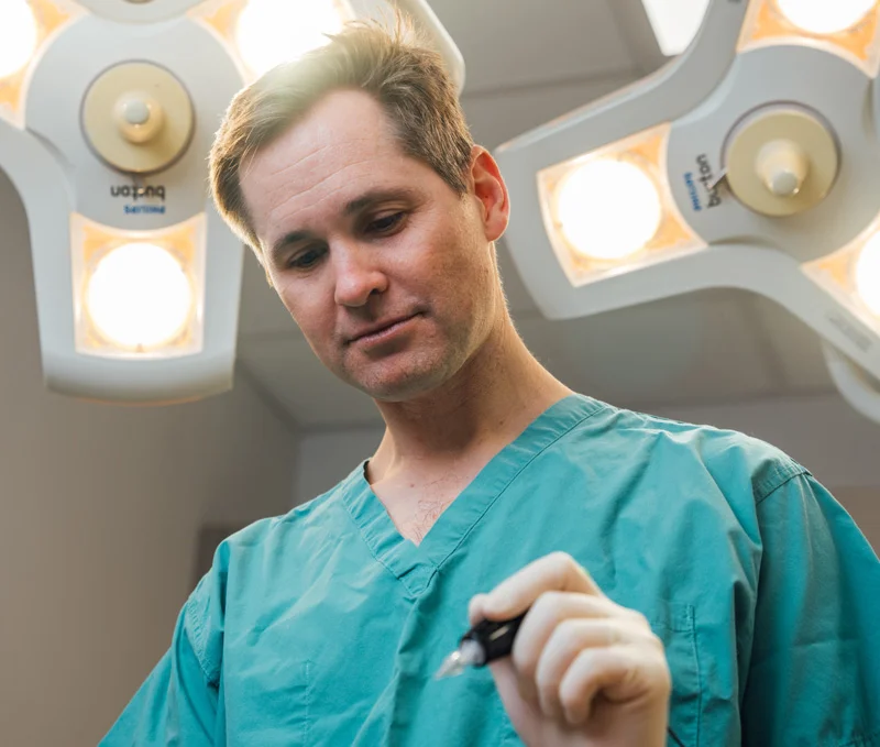 dr henderson performing surgery | Henderson Breast Reconstruction New York