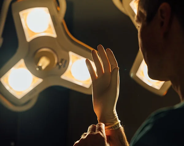 dr henderson putting on gloves | Henderson Breast Reconstruction New York